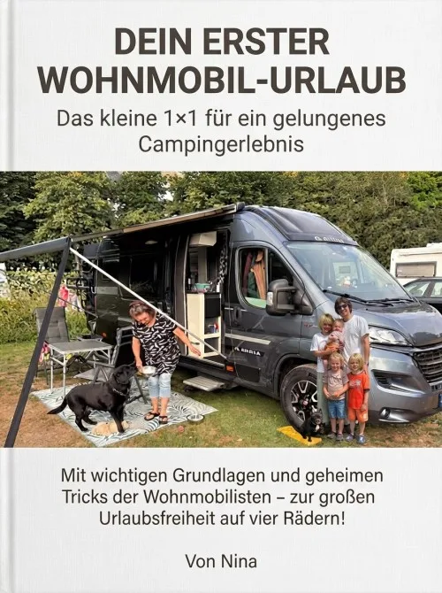 Buchcover „Dein erster Wohnmobil-Urlaub“ mit einem Wohnmobil auf einem Campingplatz, einer Frau mit Hund und Kindern