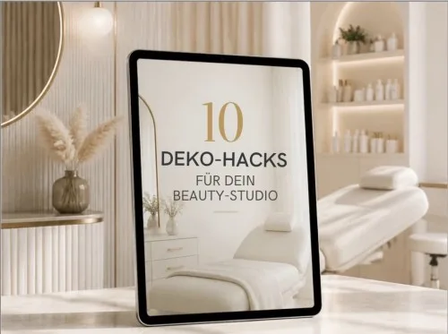 Tablet mit der Titelseite „10 Deko-Hacks für dein Beauty-Studio“ in einem hellen Kosmetikstudio