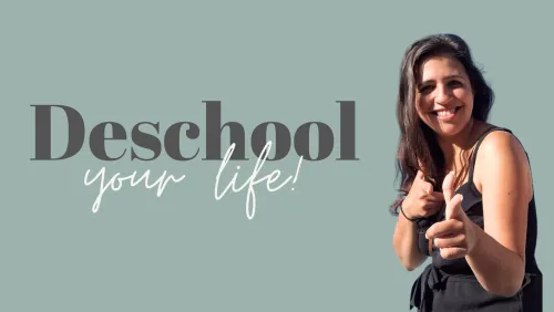 Titelbild „Deschool your life!“ mit Schriftzug und lächelnder Frau, die mit dem Daumen zeigt
