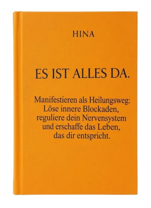 Buchcover „Es ist alles da.“ von Hina auf orangefarbenem Leinen, Untertitel „Manifestieren als Heilungsweg“