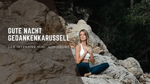 Titelbanner „Gute Nacht Gedankenkarussell – der intensive Mini-Audiokurs“ mit der Anbieterin im Schneidersitz auf Felsen