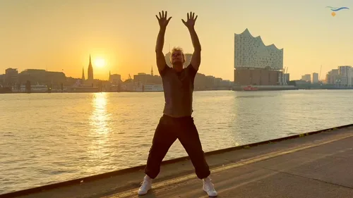 Qi Gong bei Sonnenaufgang am Hamburger Hafen, Standbild aus der Morgen-Routine des Kurssets Hamburg im Flow
