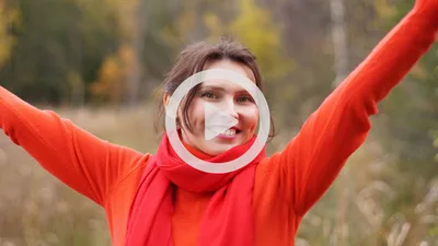 Vorschaubild des Online-Hypnose-Kurses „Lass mehr Optimismus in Dein Leben“ mit lachender Frau im Herbstwald