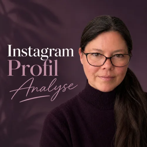 Titelbild der Instagram Profil Analyse mit Schriftzug und Porträt der Anbieterin vor violettem Hintergrund
