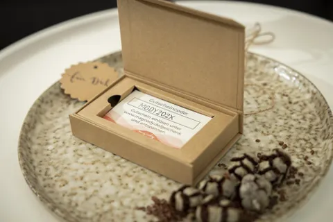 Geschenkbox von magoody mit Gutscheinkarte für den Paarmassage-Kurs