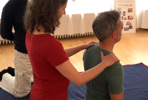 Unterrichtsvideo Shiatsu in der Sitzposition vom ESI München