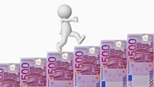 Titelbild des Hypnose-Kurses Wohlstand anziehen: Figur steigt auf Treppe aus 500-Euro-Scheinen